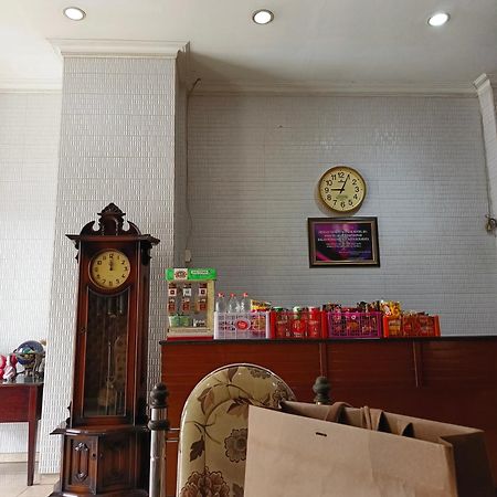 B Blue Hotel Malang Bagian luar foto